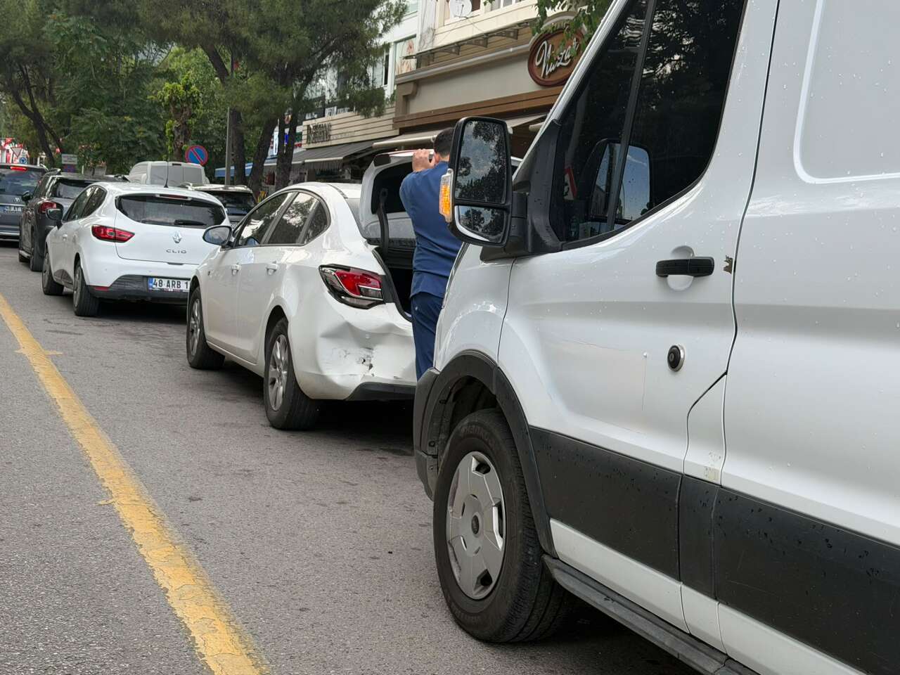 Muğla’da Trafik Kazası: Hafif Ticari Araç Otomobile Çarptı 4